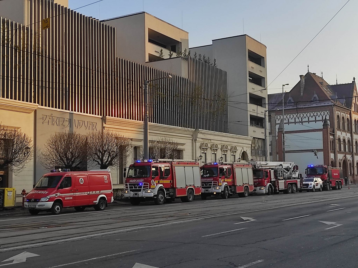 Tűzoltók a Párizsi Udvarnál Debrecenben